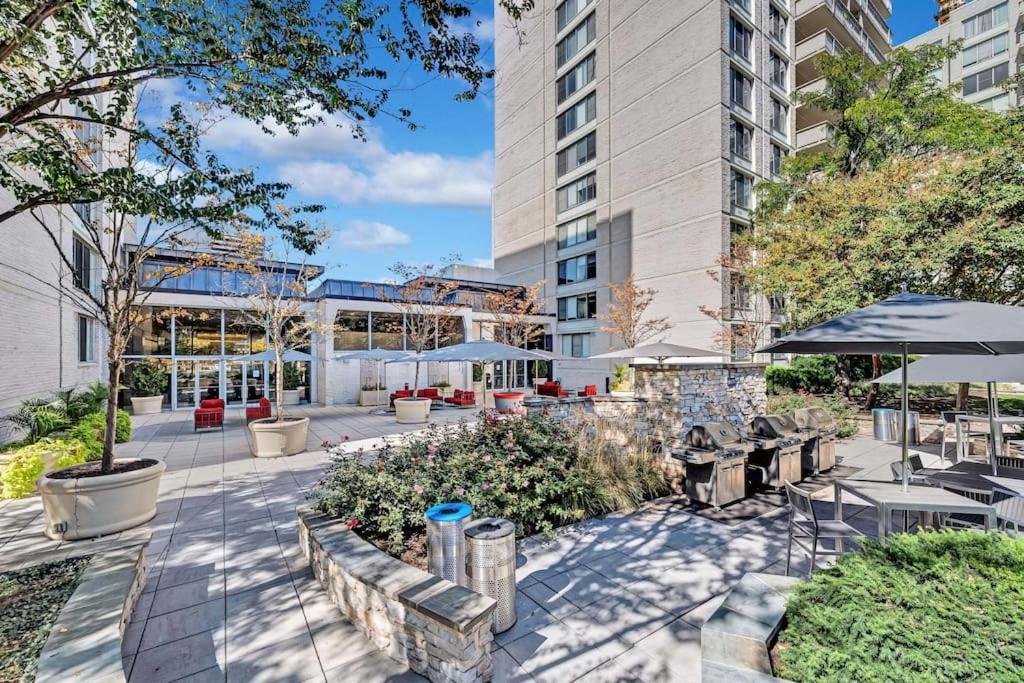 Charming Apartment At Crystal City With Amazing Amenities Arlington Exterior photo